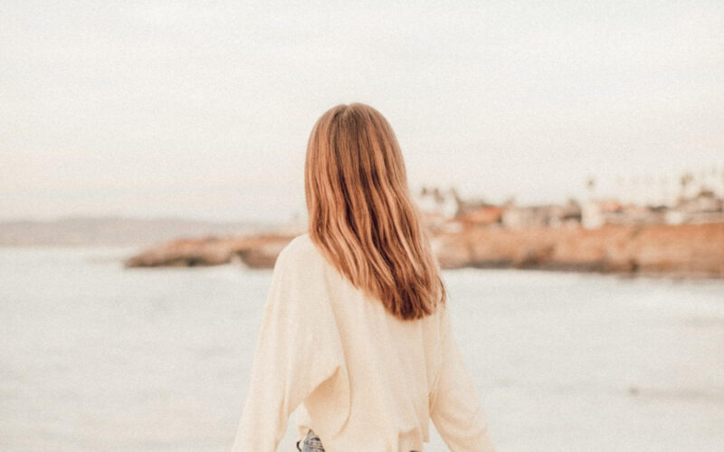 Know A Travel Pro’s Tips For Staying Moisturized On Long Flights